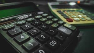 Duas calculadoras lado a lado para fazer o cálculo e exemplificar o que é T R