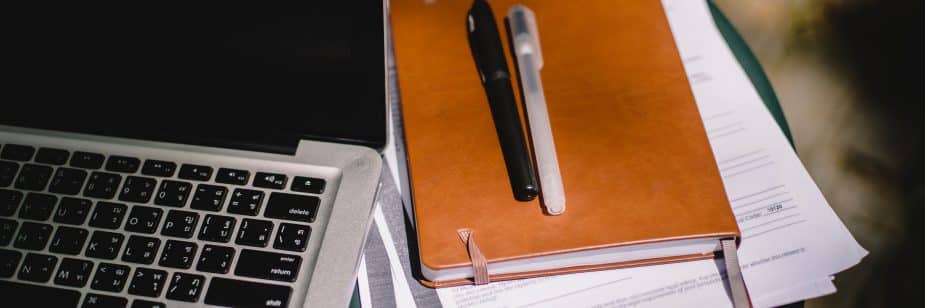 Na foto, computador e documentos para financiar imóvel