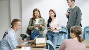 Grupo de jovens reunidos em volta de uma mesa em faculdades em BH