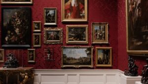 Foto de uma parede vermelha exibindo quadros em museus em BH