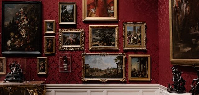 Foto de uma parede vermelha exibindo quadros em museus em BH