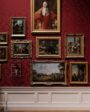 Foto de uma parede vermelha exibindo quadros em museus em BH