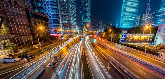 Uma cidade iluminada e em movimento para ilustrar as cidades inteligentes no Brasil