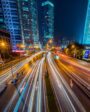 Uma cidade iluminada e em movimento para ilustrar as cidades inteligentes no Brasil