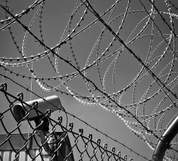 Cerca elétrica e câmeras em um muro de residência