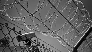 Cerca elétrica e câmeras em um muro de residência