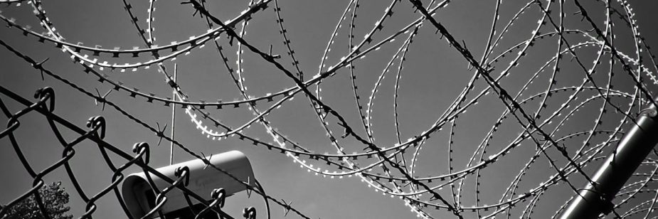 Cerca elétrica e câmeras em um muro de residência